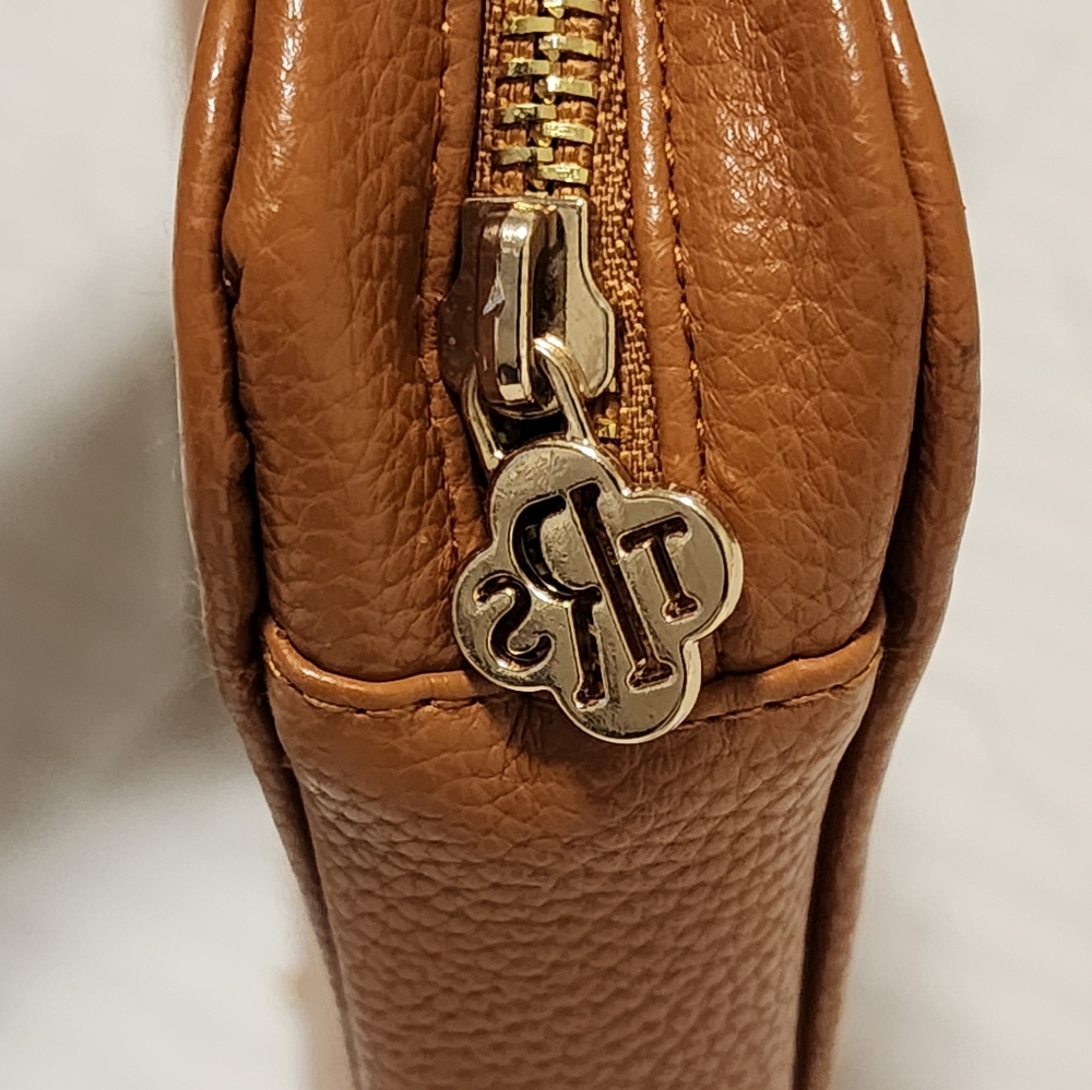 A zip-around jewelry organizer - Picture 7 of 7